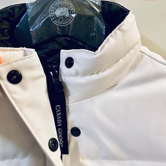 99% NEW Canada Goose down vest - Picture 2 of 4